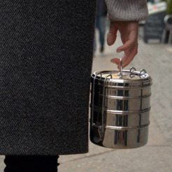 Berliner Tiffin Box - eine stapelbare Lunchbox aus Edelstahl, in der vier Bestandteile einer Mahlzeit getrennt transportiert werden können