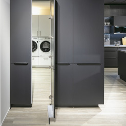 Küchenschrank enthält Durchgang in die Waschküche Mattgraue Nobilia-Küche