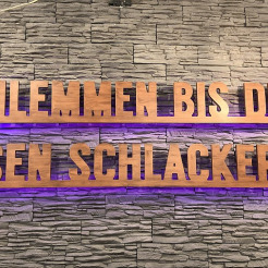 Wandspruch Schlemmen bis die Hosenschlackern im LowCarb Cafe Soulfood von Jasmin Mengele in Nürnberg Foto Isabelle Reiff für Küchenkompass