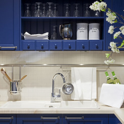 Blauer Hängeschränk mit offenem Regal und Keramikbehältern für Küchenkräuter