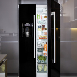 Schwarzer Side-by-Side-Kühlschrank von Siemens mit Wasserspender in einer Küche von Nobilie