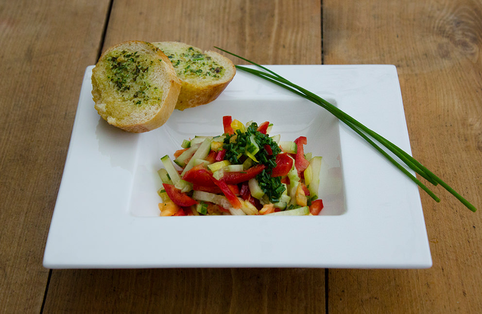 Gurken-Paprika-Salat mit Schnittlauch-Dressing, dazu Grillbaguette mit ...
