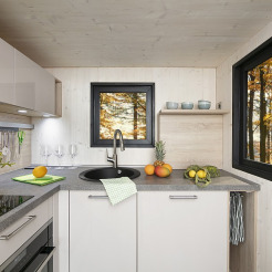 Nobilia Küche im Tiny House mit hochglänzenden Oberschränken und mattfarbenen Unterschränken - beides cremeweiss