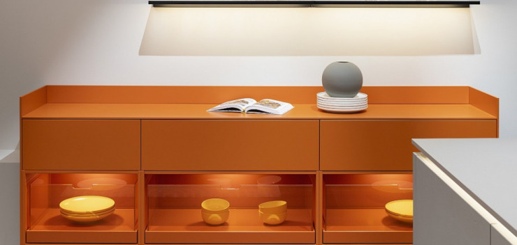 Glasauszüge in orangenem Sideboard Häcker Küchen