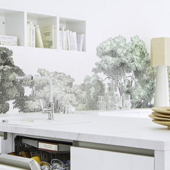 Weiße Küche mit grafischer Tapete mit Baum-Motiv