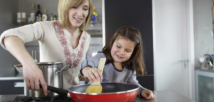 Mutter und Tochter kochen in einer Küche mit Beton-Arbeitsplatte (Foto: epr/BetonBild)
