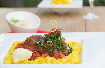 Ossobuco mit Zitronen-Salbei-Gremolata an Tomaten-Salsa mit Risotto Milanese und Parmigiano Padano