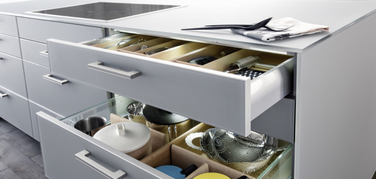 Mit dem Grauton der Küchenfronten harmoniert die Innenorganisation der Schubkästen und Auszüge aus massivem Buchenholz besonders schön. (Foto: Leicht Küchen AG)
