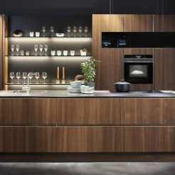Küche im Mid Century Stil gerillte Front Echtholz-furniert in Nussbaum und Eiche mit Edelstahl-Arbeitsplatte HÄCKER