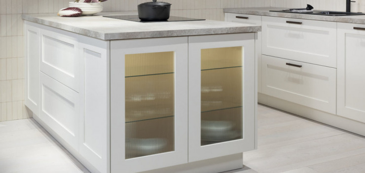 Moderner Landhausstil einer Häcker-Inselküche