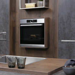 HÄCKER Küche mit Backofen hinter Alteiche-Cognac-Holzdekor