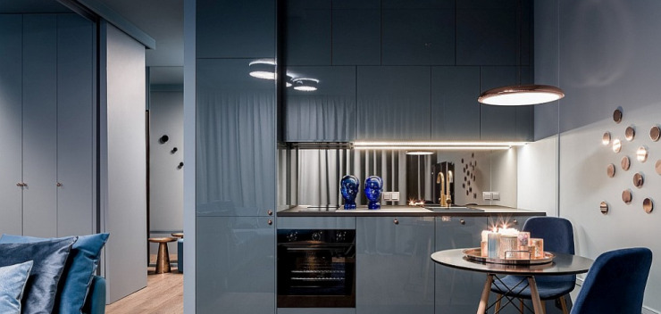 Küchenzeile in Hochglanz Milchblau als Raumteiler in der Apartmentwohnung