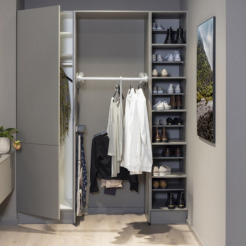 Maßgeschneiderter Stauraum im Eingangsbereich Flurgestaltung mit Küchenmöbeln