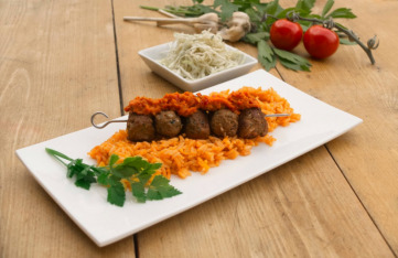 Cevapcici an Djuvec-Reis mit Ajvar und Krautsalat