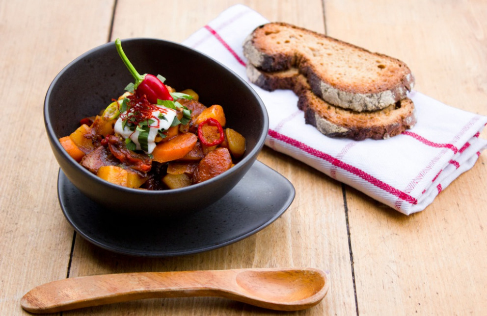 Feuriger Kartoffel-Gulasch-Topf mit geröstetem Bauernbrot - Küchenkompass