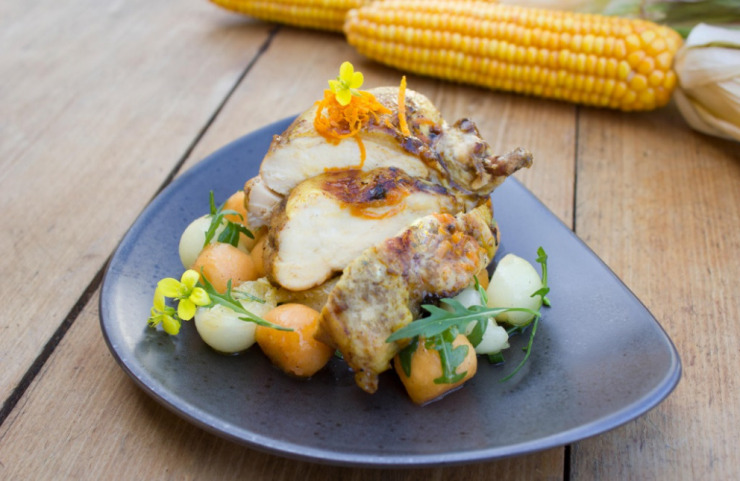 Knuspriges Maispoulardenbrüstchen mit Orangen-Mandel-Füllung und Wilder-Rucola-Melonen-Salat