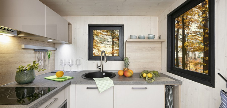 Nobilia Küche im Tiny House mit hochglänzenden Oberschränken und mattfarbenen Unterschränken - beides cremeweiss