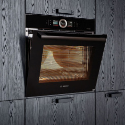 Ergonomisch eingebauter Backofen von Bosch in schwarzer Nobilia-Küche