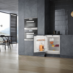 Miele Unterbau Kühlschrank in offener mattgrauer Küchenzeile