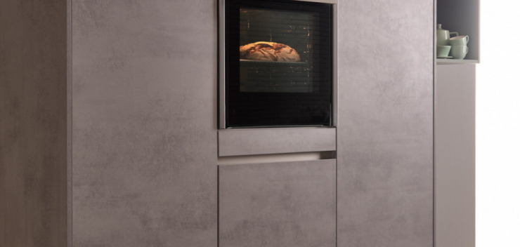 Einbauofen von Neff im grauen Highboard von Nobilia