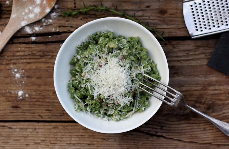 Rezeptfoto Spinat-Kräuterspätzle mit Schinken und Parmesan
