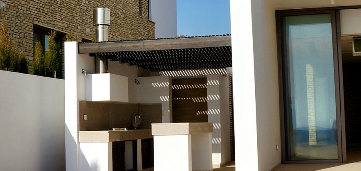 Neu gebaute Draussenküche, von Pergola überdacht, neben dem Wohnhaus in Südeuropa