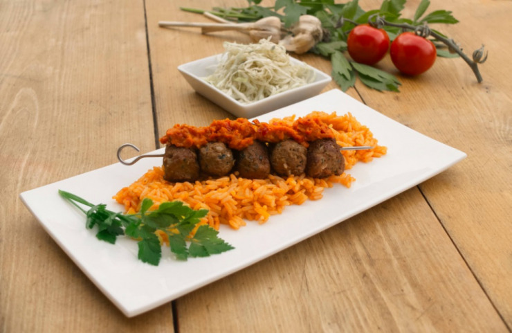 Cevapcici an Djuvec-Reis mit Ajvar und Krautsalat