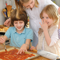 Kinder backen Pizza