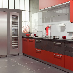 grosse Wohnküche mit amerikanischem Kühlschrank: Side-by-Side-Kühl-Gefrierkombination mit Weinkühler und Crushed-Ice- und Wasserspender