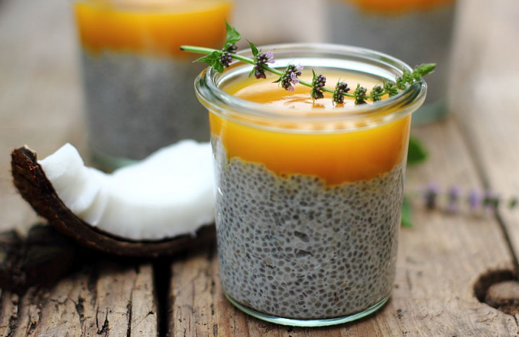 Chia-Pudding mit Mangopüree und Kokosmilch