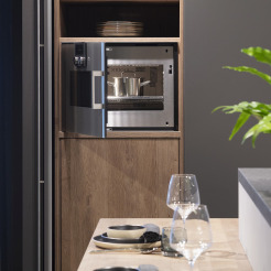 Gaggenau Einbaubackofen mit seitlich geöffneter Backofentür in einer LEICHT-Küche