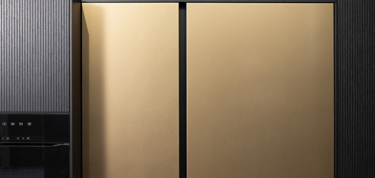 Bronzene Fronten an Hochschrank in einer Häcker Küche SystemART