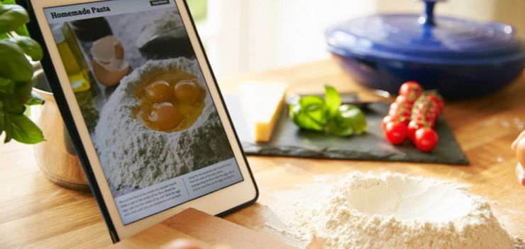 Tablet PC mit Rezept auf der Küchenarbeitsplatte beim Backen
