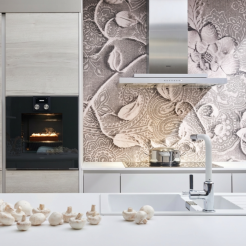 Blumen-Ornament-Tapete als Nischenrückwand in Nobilia-Küche mit Küchenfronten in Greige