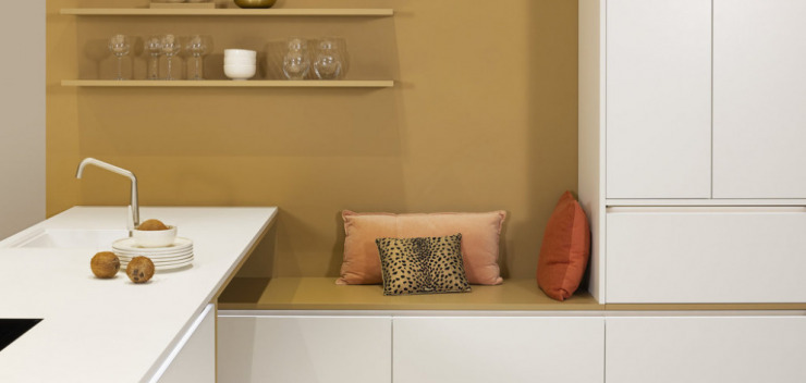 Sitznische zwischen Spüle und Hochschrank in einer Nolte-Küche