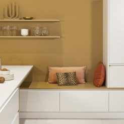 Sitznische zwischen Spüle und Hochschrank in einer Nolte-Küche