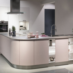 Schüller gerundete L-Theke in Alt-Rosa mit Schiebetüren