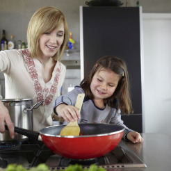 Mutter und Tochter kochen in einer Küche mit Beton-Arbeitsplatte (Foto: epr/BetonBild)