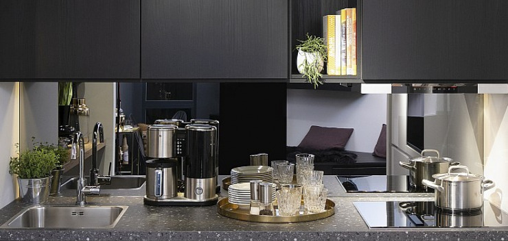 Schwarze Tiny Kitchen von Häcker mit Spiegel-Nischenrückwand