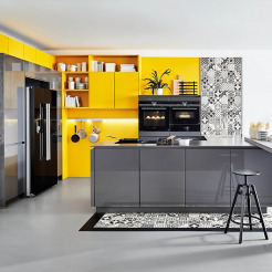 Nobilia Küche Kombination Sunshine-Gelb mit Schiefer-Hochglanz und grafisch gemusterten Zementfliesen Einbaugeräte von Siemens