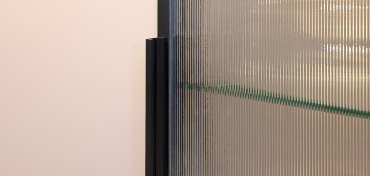 Riffelglastür in Ballerinaküche im Detail