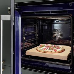 offener Gaggenau-Ofen mit Pizzastein und fertiger Pizza drauf