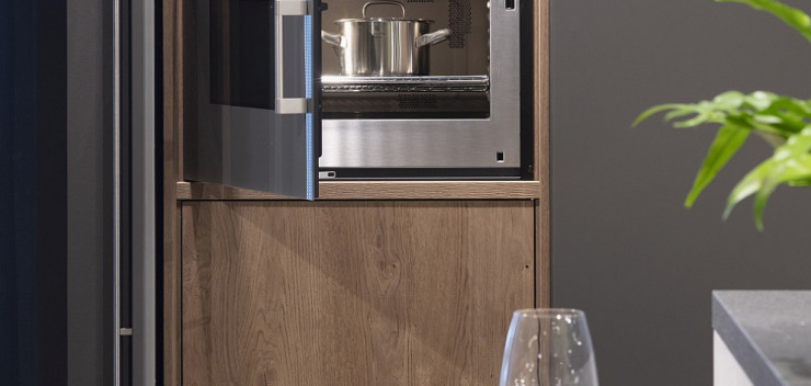 Gaggenau Einbaubackofen mit seitlich geöffneter Backofentür in einer LEICHT-Küche