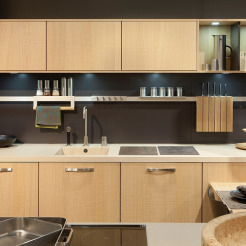 Moderne Küchenzeile mit sägerauh strukturierten Küchenfronten