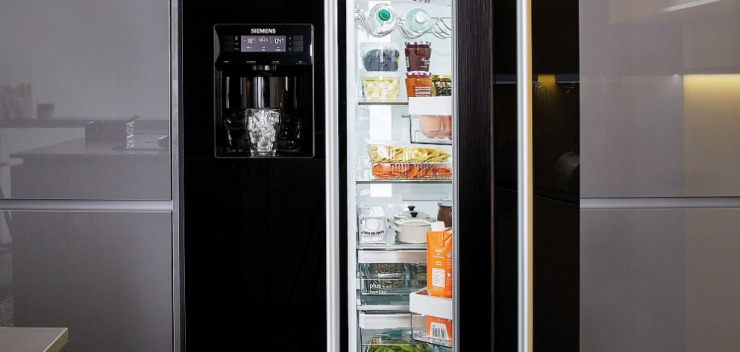 Schwarzer Side-by-Side-Kühlschrank von Siemens mit Wasserspender in einer Küche von Nobilie