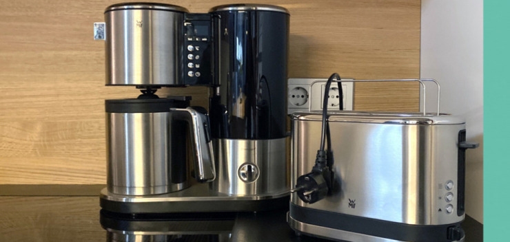 Nicht an die Steckdose angeschlossene Kaffeemaschine und Toaster