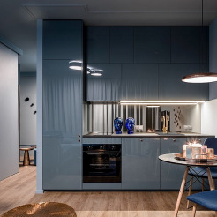 Küchenzeile in Hochglanz Milchblau als Raumteiler in der Apartmentwohnung