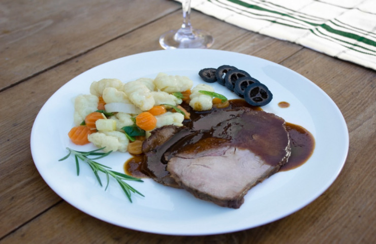 Kalbsbraten in Rosmarinsoße mit Karotten-Lauch-Gnocchi