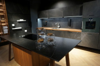 schueller kuechen im house4kitchen dunkler marmor