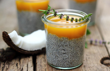 Chia-Pudding mit Mangopüree und Kokosmilch